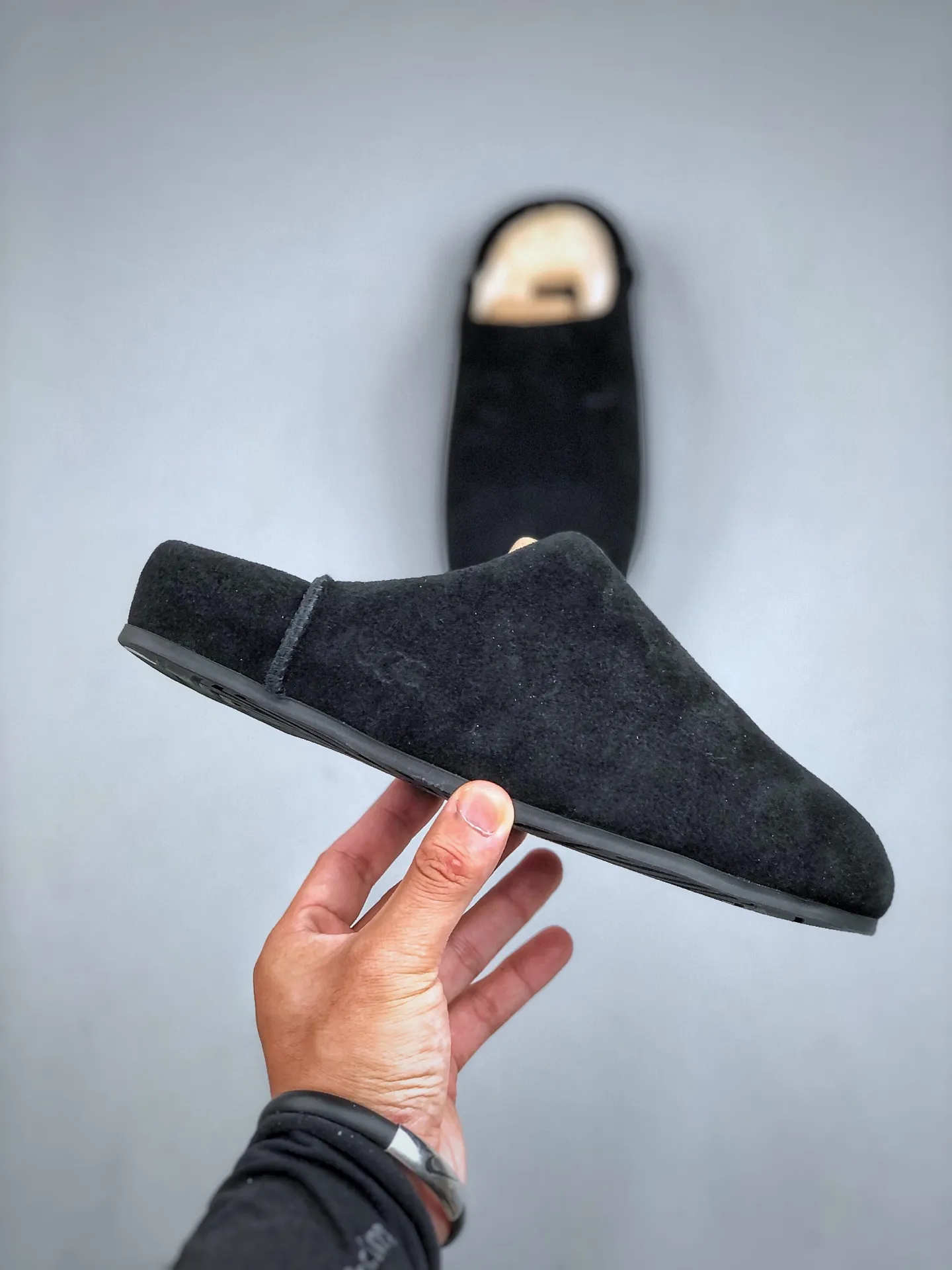 Local pick-up💰560 supports store placement. The top version of ugg on the market. 25 new models. UGG Classic Micro. Classic super mini. Classic boot type with lower cut design. Easy to match at home and out. Produced by a large foreign trade factory in Guangzhou. Toe to insole. Genuine sheep fur integrated. Independent outer box packaging. Chip with waterproof technology. Different from any version on the market. Independently developed original outsole and cashmere insole to keep you warm in winter and suitable for home use. In recent years, uug has launched a style series that is partially geared towards the preferences of young consumers and has also moved to the forefront of fashion trends. Shoe body material Water-repellent coated suede upper 17 mm UGGPURE™ implanted wool insole Lightweight non-slip and comfortable rubber outsole With brand LOGO trademark Comes with a full set of packaging Size: 35-40